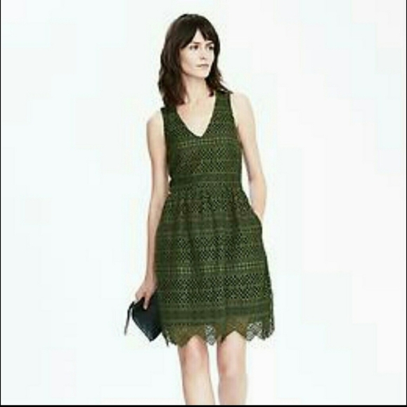 BANANA Republic Women's Lace Fit & Flare Dress V-Neck Sleeveless Pockets  sz 4 - Picture 2 of 15
